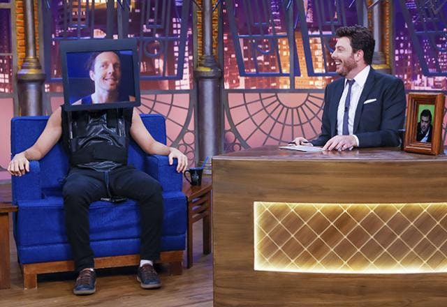 Jason Mraz aparece em uma tela de computador presa ao corpo de outro homem e Danilo está ao lado Foto: Lourival Ribeiro/SBT