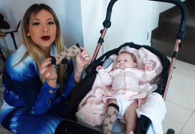 Virgínia Fonseca mostra par de meias da Gucci que comprou para Maria Alice