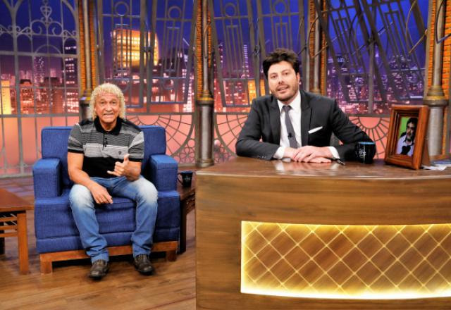 Na foto, Biro-Biro posa ao lado de Danilo Gentili no The Noite.
