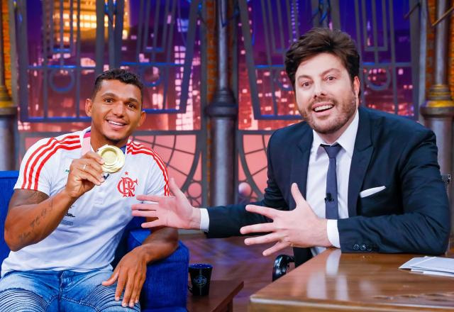 Da esquerda para a direita, Isaquias segura sua medalha olímpica ao lado de Danilo Gentili.