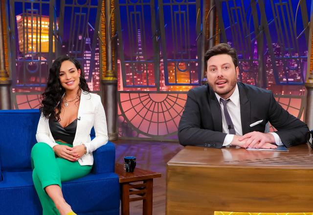 Da esquerda para a direita, Aline Mineiro posa ao lado de Danilo Gentili no The Noite.