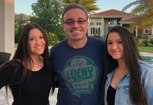 Sofia e Marina ao lado do pai, Gugu Liberato
