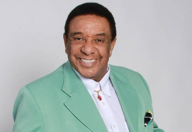 Agnaldo Timóteo sorrindo de paletó verde