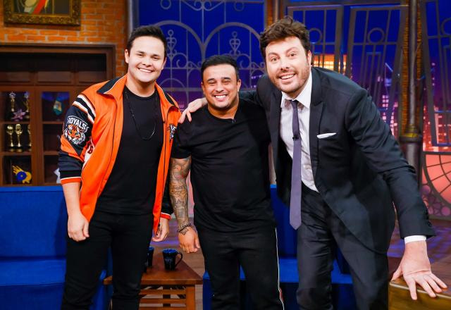 Na foto, Matheus e Kauan posam ao lado de Danilo Gentili no The Noite.