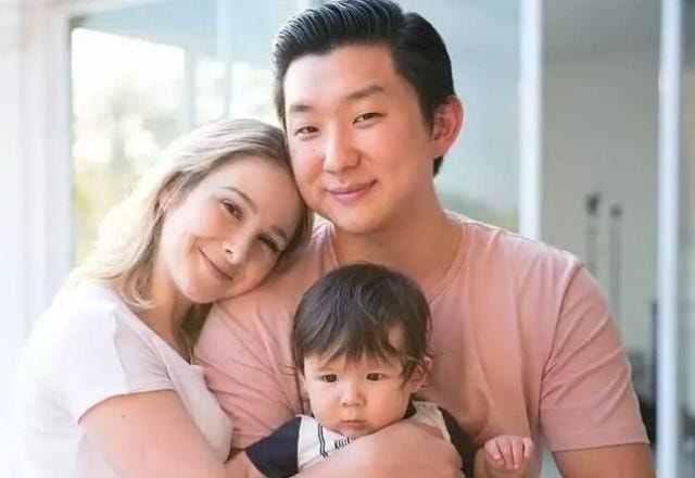 Sammy, Pyong e Jake Lee abraçados