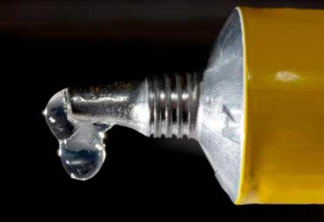Foto ilustrativa de cola epóxi.