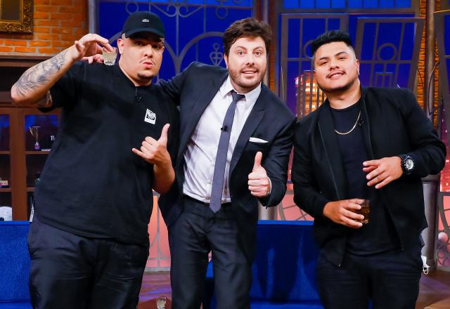Na foto, Igão e Mitico posam ao lado de Danilo Gentili no The Noite.