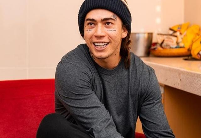 Whindersson Nunes sorrindo posa para foto