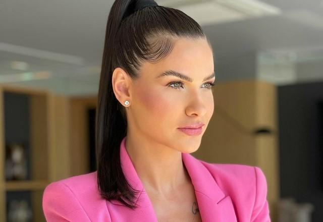 Andressa Suita usa terno rosa