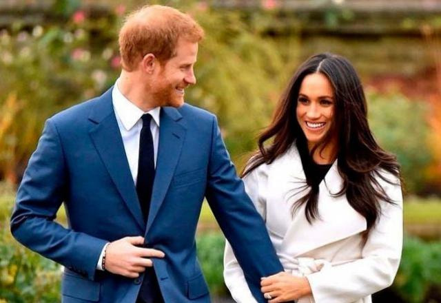 Meghan Markle  e Harry de mãos dadas correm pelo campo