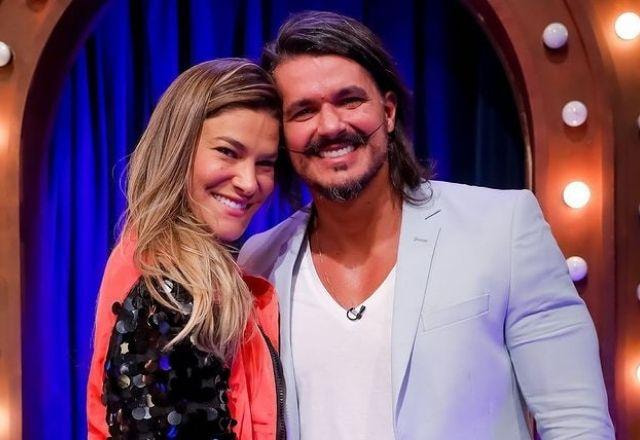 Priscila Fantin e o marido no cenário do The Noite