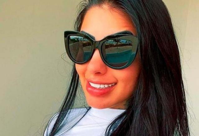 MC Mirella sorrindo, de óculos escuros