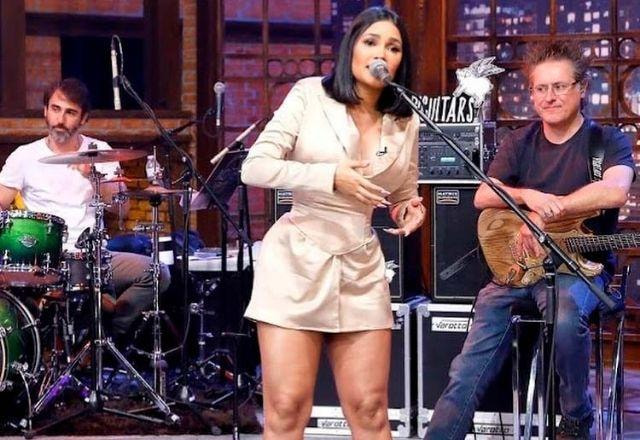 Flay cantando no The Noite