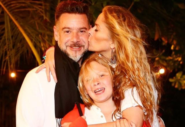 Adriane Galisteu beijando o marido, Alexandre Iodice, e abraçando o filho, Vittório