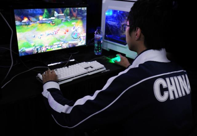 Imagem de jogador Chinês disputando uma partida de League of Legends