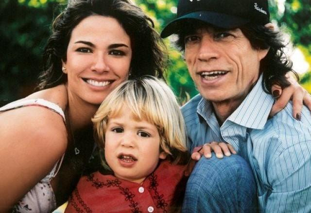 Luciana Gimenez, Mick Jagger e Lucas Jagger posam abraçados