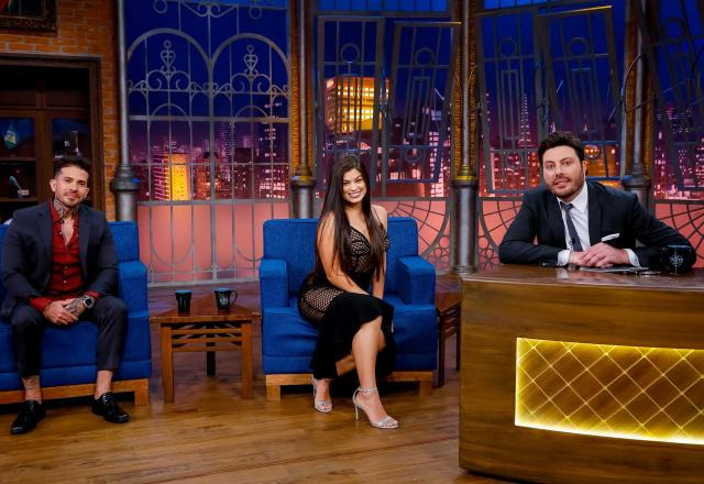 Luana e Arthur posam ao lado de Danilo Gentili no The Noite.