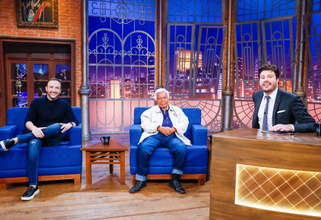 Da esquerda para a direita, Murilo Bordoni e Roque posam para foto ao lado de Danilo Gentili no The Noite.
