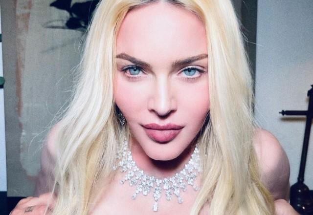 Madonna faz pose sensual de topless