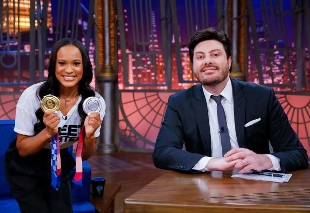 Rebeca Andrade posa ao lado de Danilo Gentili no The Noite