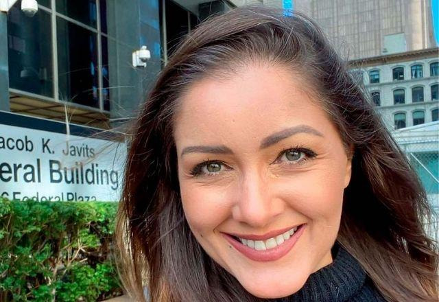 Nana Gouvea sorri em uma selfie
