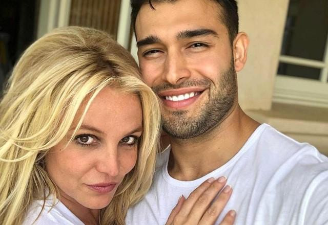 Britney Spears e o noivo Sam Asghari abraçados