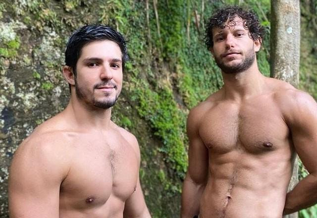 Igor Cosso e namorado posam sem camisa