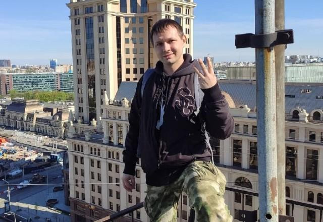 Youtuber Dmitry Beshentsev, conhecido como Dima Vert, em cima de um prédio