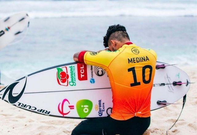 Gabriel Medina, à beira mar, observa as ondas