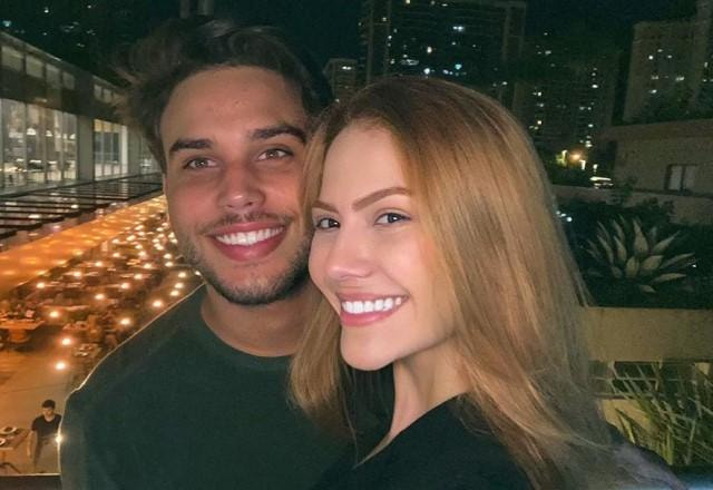 Sarah Poncio e Jonathan Couto juntos sorrindo