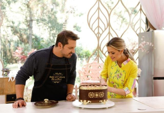 Dony de Nuccio e Beca Milano com a Caixa de Chocolates do Bake Off