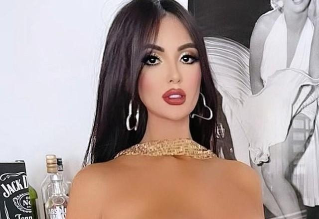 Jennifer Pamplona, a Susi Humana, posa de biquíni dourado