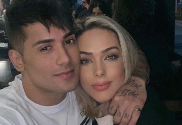 Tiago e Tania Mara posam abraçados