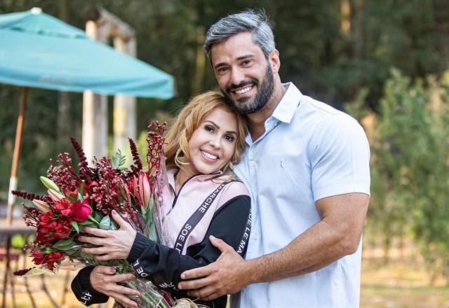 Joelma abraçada com o fazendeiro  Ewerton Martin e com um buquê de flores nas mãos