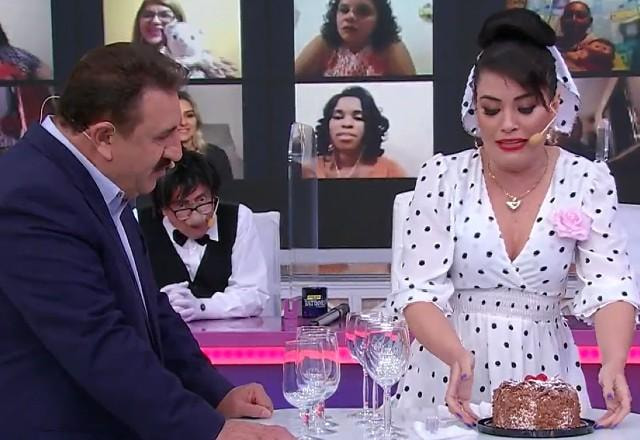 O apresentador Ratinho e Milene Pavorô