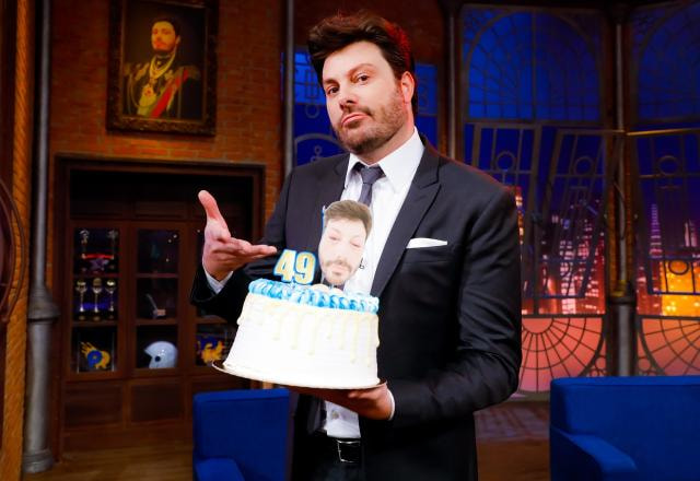 Na foto, Danilo Gentili posa com seu bolo personalizado no palco do The Noite. (Foto: Lourival Ribeiro/SBT)