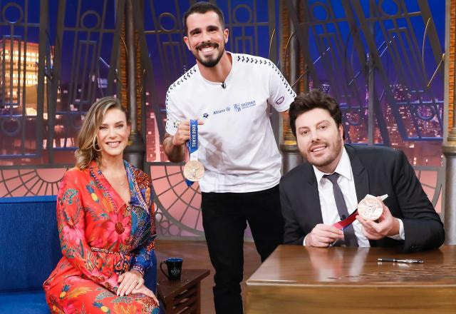 Na foto,  Bruno Fratus e Michelle Lenhardt posam ao lado de Danilo Gentili no The Noite