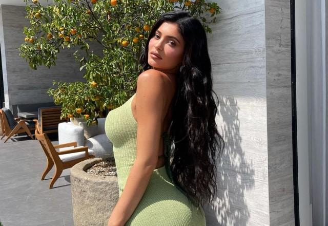 Kylie Jenner posa dentro de mansão com vestido verde