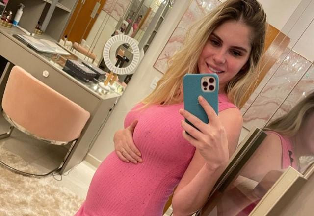 Bárbara Evans posa com vestido rosa e exibe barriga de grávida