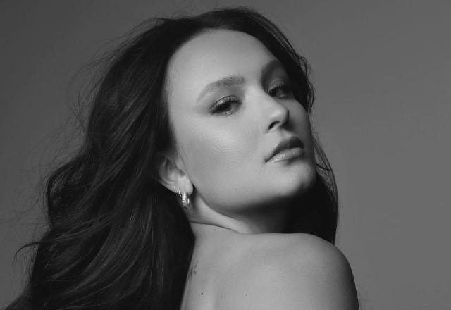 Larissa Manoela posa de topless para campanha do Outubro Rosa