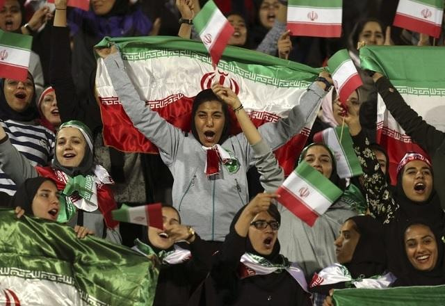 Mulheres iranianas em um jogo de futebol após 41 anos de proibição