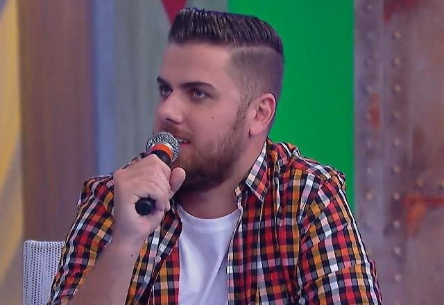 Cantor Zé Neto no palco do Programa do Ratinho