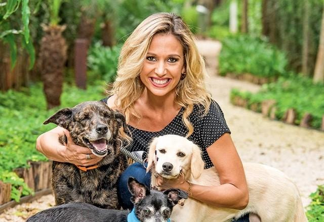 Luisa Mell posa para foto com cachorros