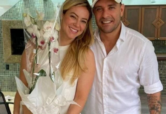 Paolla Oliveira e Diogo Nogueira vestidos de branco em cartório