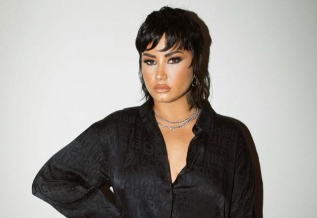 Cantora Demi Lovato posa de camisa preta em foto do Instagram