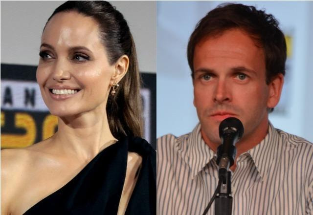 Angelina Jolie à esquerda; Jonny Lee Miller à direita