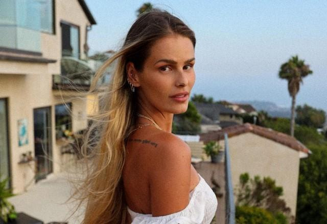 Yasmin Brunet posa no Instagram de vestido branco