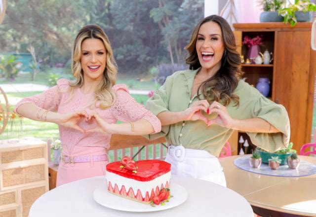 Beca e Nadja posando para foto no Bake Off Brasil