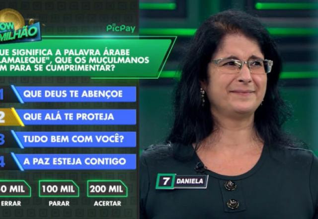 Participante Daniela respondendo a perguntas no palco do Show do Milhão PicPay