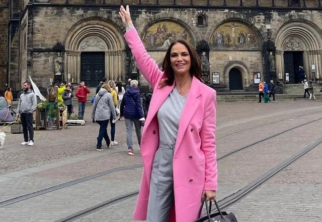 Fotos distorcidas de Luiza Brunet em cidade na Alemanha